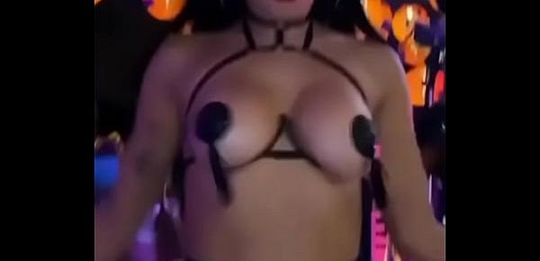  Anitta Balançando os peitos gostosos